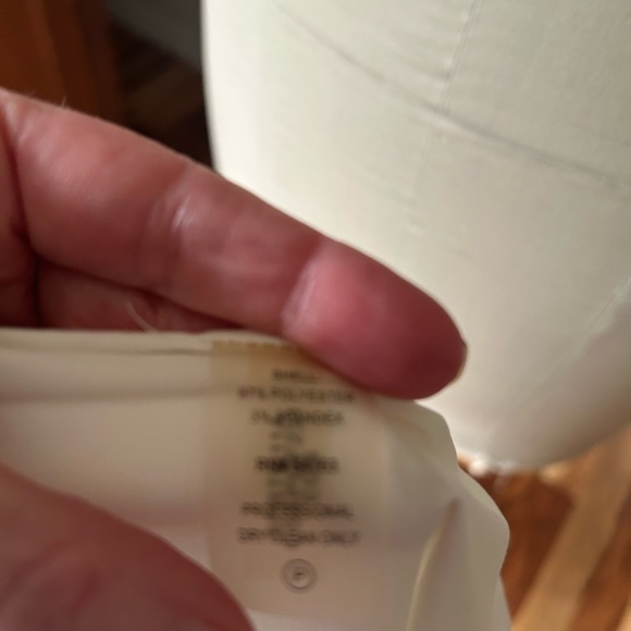 Ladies Sleevless, CK Blouse. Cream. Sz M. EUC - Picture 7 of 7